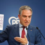 El coordinador general del PP, Elías Bendodo, durante la rueda de prensa posterior a la reunión del Comité de Dirección del partido en Génova.