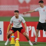Matty Cash sortea conos al lado de Lewandowski en un entrenamiento de Polonia
