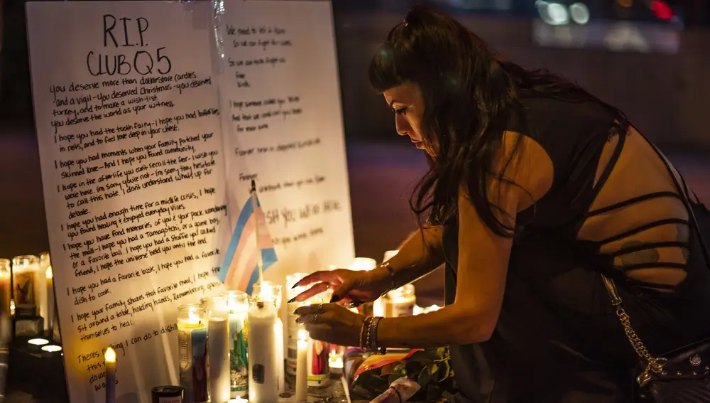 “Las balas volaban sobre mí”, relatan testigos del horror vivido en el tiroteo en la discoteca gay de Colorado