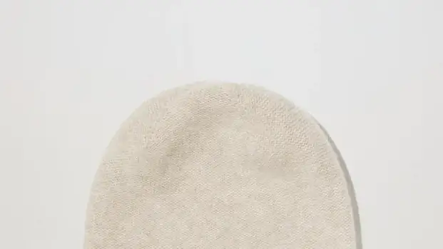 Gorro 100% cashmere, de Mango