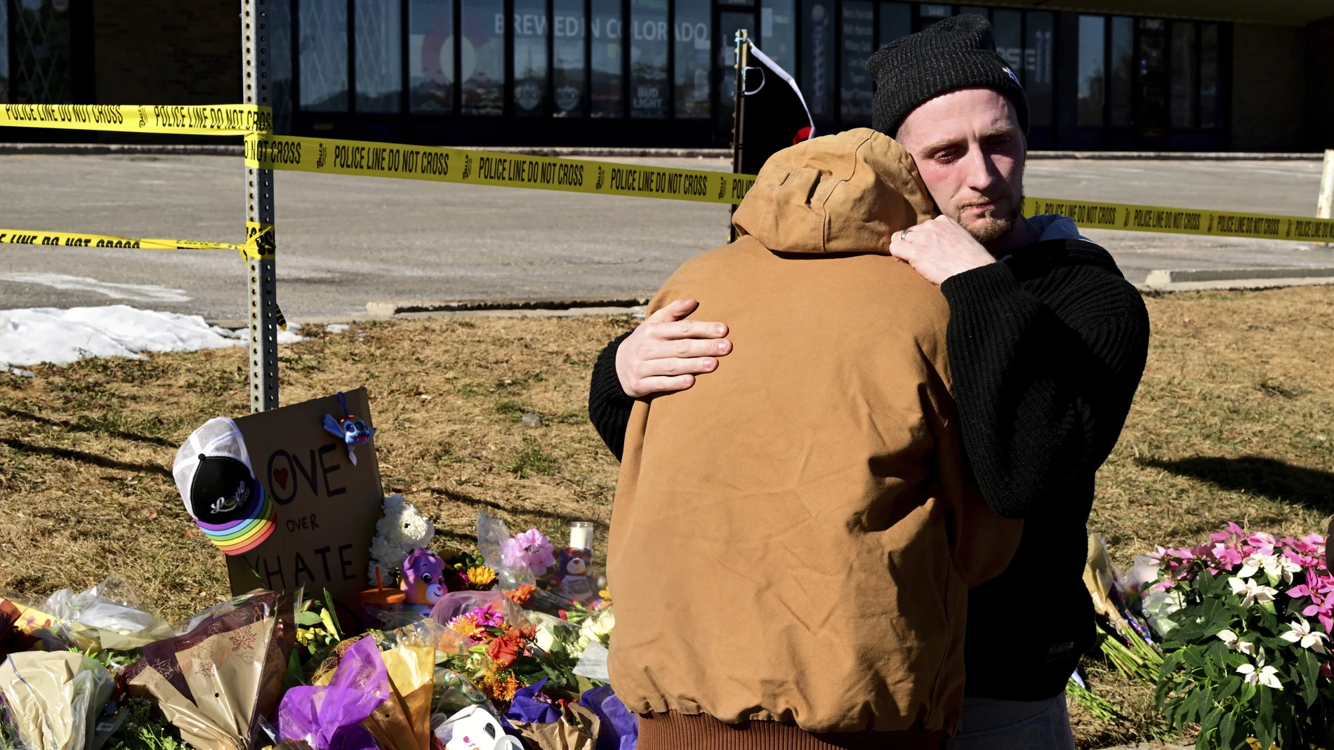 Cinco personas murieron y 25 resultaron heridas este domingo por un tiroteo en un club LGBTQ en Colorado, EE UU