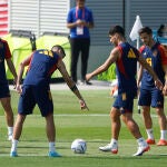 Los jugadores de la selección española César Azpilicueta, Marco Asensio, y Pablo Sarabia durante el entrenamiento celebrado el pasado lunes en la Universidad de Catar