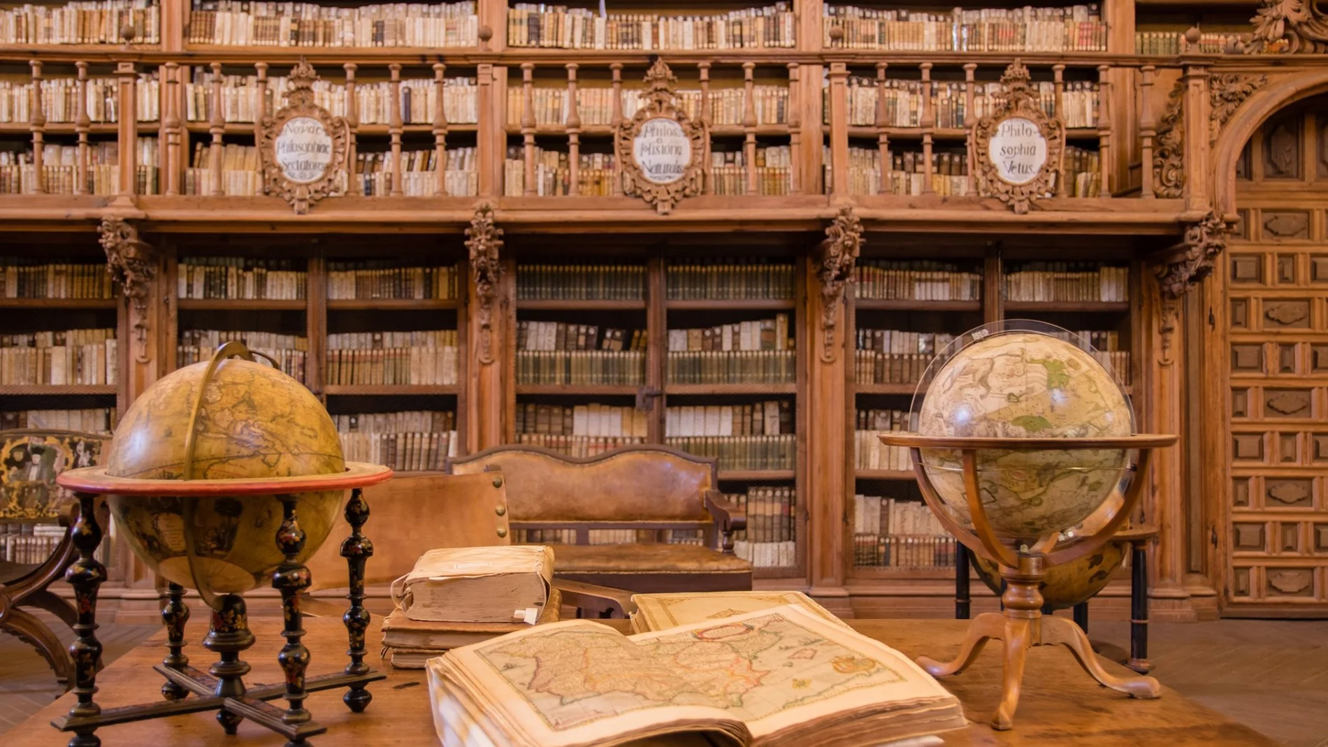 Libros gordos y redondos en la Biblioteca Histórica de la Universidad de Salamanca