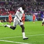 Timothy Weah celebra su gol