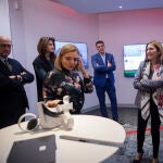La consejera de Empleo, Empresa y Trabajo Autónomo, Rocío Blanco (2d), junto al director territorial de Andalucía y Extremadura de Vodafone, Rafael Alcaide (1d), en el Smart Center de Vodafone. A 21 de noviembre de 2022. La consejera de Empleo, ha presentado hoy lunes, el programa de FP para el Empleo en tecnología 5G financiado por la Junta Andalucía y adjudicado a la UTE conformada por Vodafone e Integra. El proyecto cuenta con un presupuesto de 4,8 millones de euros y formará durante los próximos dos años a más de 3.000 andaluces con las herramientas y conocimientos necesarios para desarrollar su carrera profesional en empresas que actualmente demandan este tipo de perfiles.21 NOVIEMBRE 2022María José López / Europa Press21/11/2022