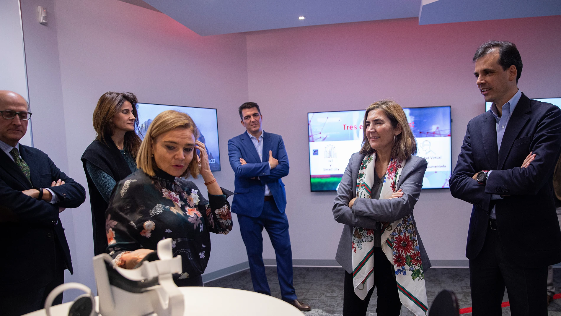 La consejera de Empleo, Empresa y Trabajo Autónomo, Rocío Blanco (2d), junto al director territorial de Andalucía y Extremadura de Vodafone, Rafael Alcaide (1d), en el Smart Center de Vodafone. A 21 de noviembre de 2022. La consejera de Empleo, ha presentado hoy lunes, el programa de FP para el Empleo en tecnología 5G financiado por la Junta Andalucía y adjudicado a la UTE conformada por Vodafone e Integra. El proyecto cuenta con un presupuesto de 4,8 millones de euros y formará durante los próximos dos años a más de 3.000 andaluces con las herramientas y conocimientos necesarios para desarrollar su carrera profesional en empresas que actualmente demandan este tipo de perfiles.21 NOVIEMBRE 2022María José López / Europa Press21/11/2022