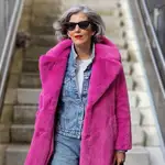 Carmen Gimeno con abrigo rosa de pelo.