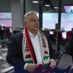 El primer ministro húngaro Viktor Orban, con una bufanda en la que aparece el mapa de la Gran Bulgaria