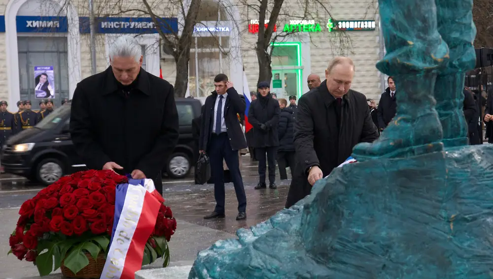 Miguel Diaz-Canel junto al presidente ruso, Vladimir Putin, a los pies de Fidel Castro