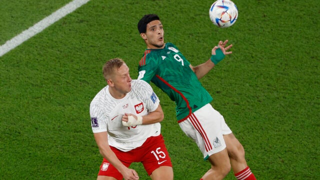Raúl Jiménez pelea un balón por alto con Kamil Glik en el Polonia - México del Mundial de Qatar 2022