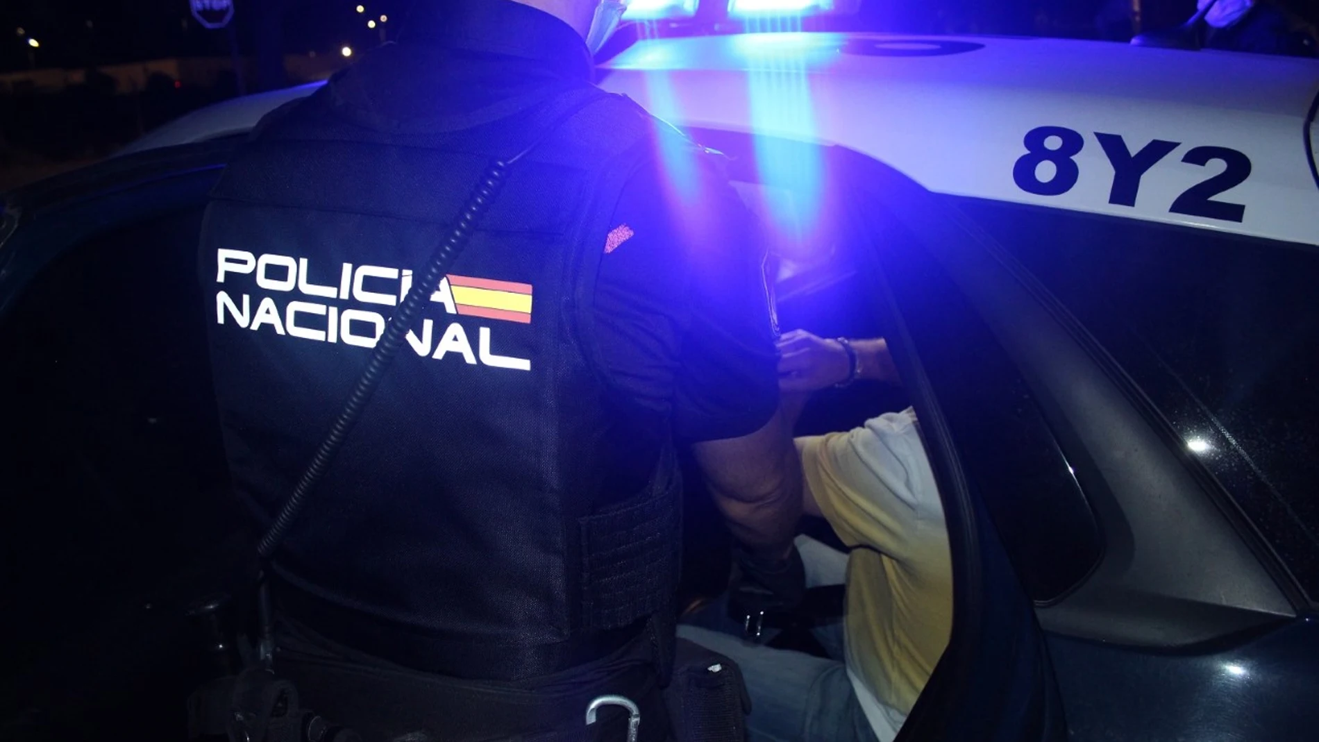 Momento en el que la Policía Nacional detiene al hombre