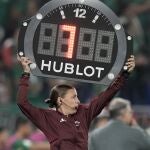 Stephanie Frappart, como cuarto árbitro en el México-Polonia de este Mundial de Qatar