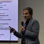 El jefe del Servicio de Enfermedades Infecciosas del Hospital Universitario Virgen del Roc&iacute;o en Sevilla, Jos&eacute; Miguel Cisneros, en la conferencia de la Academia de Ciencias, Artes y Letras de Huelva