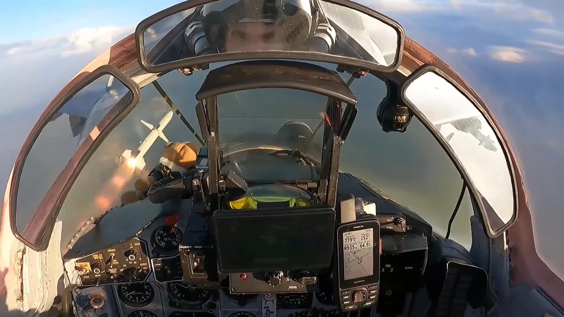 Un Mig-29 ucraniano lanza un misil HARM