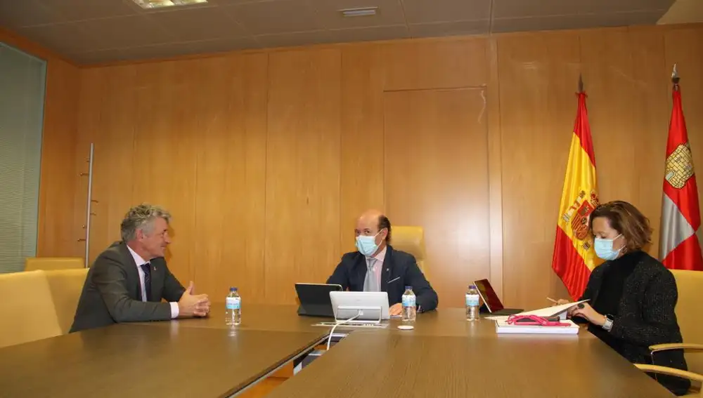El alcalde de la localidad vallisoletana de Arroyo de la Encomienda, Sarbelio Fernández, se reúne el viceconsejero de Sanidad, Jesús García-Cruces, y la directora general de Salud Pública, Sonia Tamames