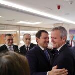 El presidente de Castilla y León, Alfonso Fernández Mañueco, saluda al de Galicia, Alfonso Rueda