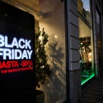 Un cartel anuncia los descuentos del Black Friday en un comercio, a 23 de noviembre de 2022, en Madrid (España). la Policía da consejos para los que optan por las compras on line y no las presenciales23 NOVIEMBRE 2022Jesús Hellín / Europa Press