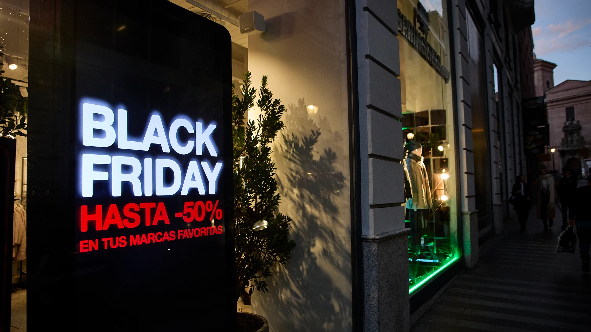 Un cartel anuncia los descuentos del Black Friday en un comercio, a 23 de noviembre de 2022, en Madrid (España). la Policía da consejos para los que optan por las compras on line y no las presenciales23 NOVIEMBRE 2022Jesús Hellín / Europa Press