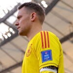 El portero y capitán alemán Neuer entra en el campo antes del comienzo del partido de fútbol del grupo E de la Copa Mundial de la FIFA 2022 entre Alemania y Japón en el Estadio Internacional Khalifa en Doha