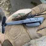 Un militar ucraniano sujeta en su mano un microdron Black Hornet