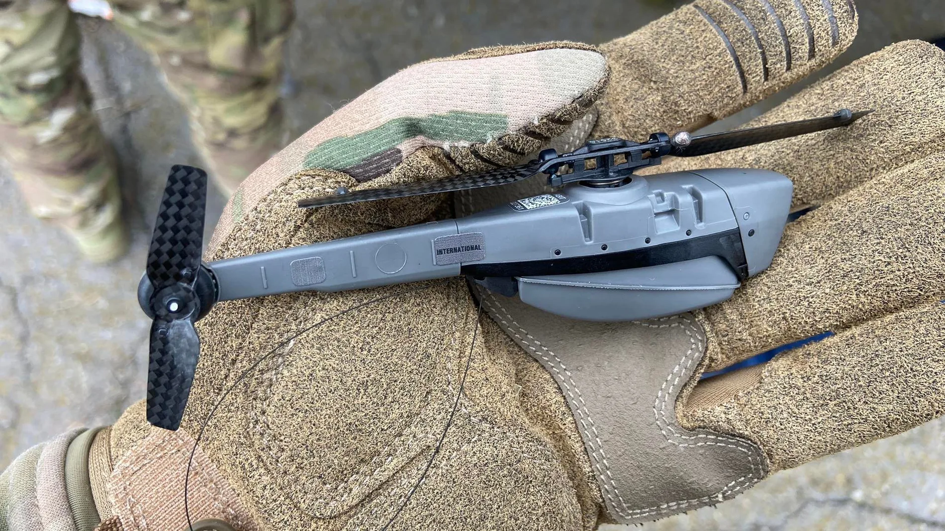 Un militar ucraniano sujeta en su mano un microdron Black Hornet