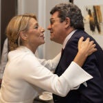 La vicepresidenta segunda y ministra de Trabajo y Economía Social, Yolanda Díaz, saluda al ministro de Inclusión, Seguridad Social y Migraciones, José Luis Escrivá
