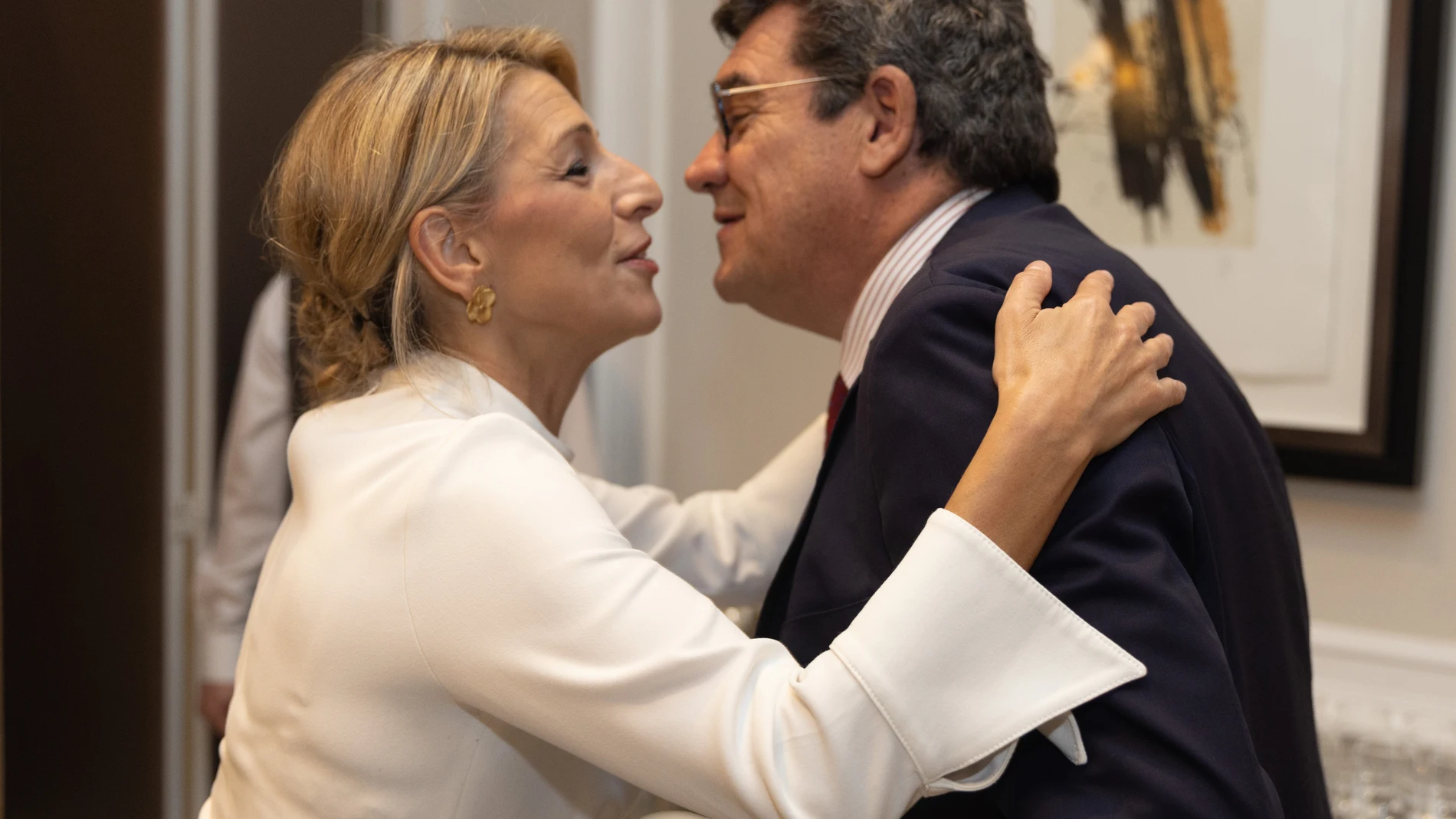 La vicepresidenta segunda y ministra de Trabajo y Economía Social, Yolanda Díaz, saluda al ministro de Inclusión, Seguridad Social y Migraciones, José Luis Escrivá