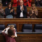 La vicepresidenta segunda del Gobierno y ministra de Trabajo y Economía Social, Yolanda Díaz (c), felicita a la ministra de Hacienda y Función Pública, María Jesús Montero, durante la última jornada de debate y votación de los presupuestos