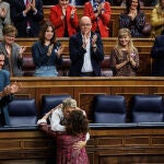 Los diputados aplauden tras la aprobación de los PGE2023