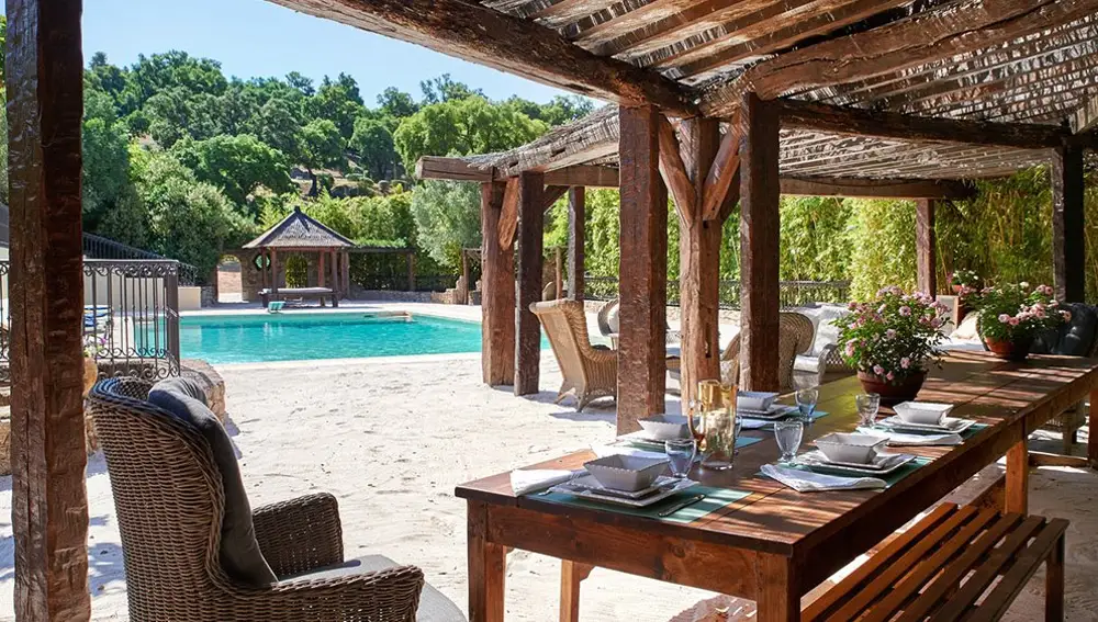 Interior de la casa principal con acceso a una de las piscinas.