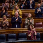 María Jesús Montero, ministra de Hacienda, recibe los aplausos de su bancada tras la aprobación de los Presupuestos