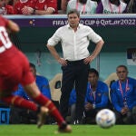 Dragan Stojkovic observa el partido que Serbia jugó contra Brasil en el Mundial de Qatar 2022