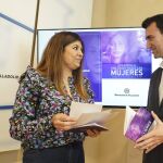 El diputado responsable del Área de Igualdad de Oportunidades y Servicios Sociales, David Esteban, acompañado de la diputada de Familia e Igualdad, Raquel González, presenta la Guía Contra el Maltrato hacia las Mujeres