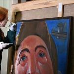 Una conservadora prepara uno de los lienzos para transportarlo al Museo Thyssen en Madrid