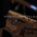 Un agente conduce al detenido hasta el coche de la Guardia Civil. POLICÍA LOCAL DE CASTILLEJA