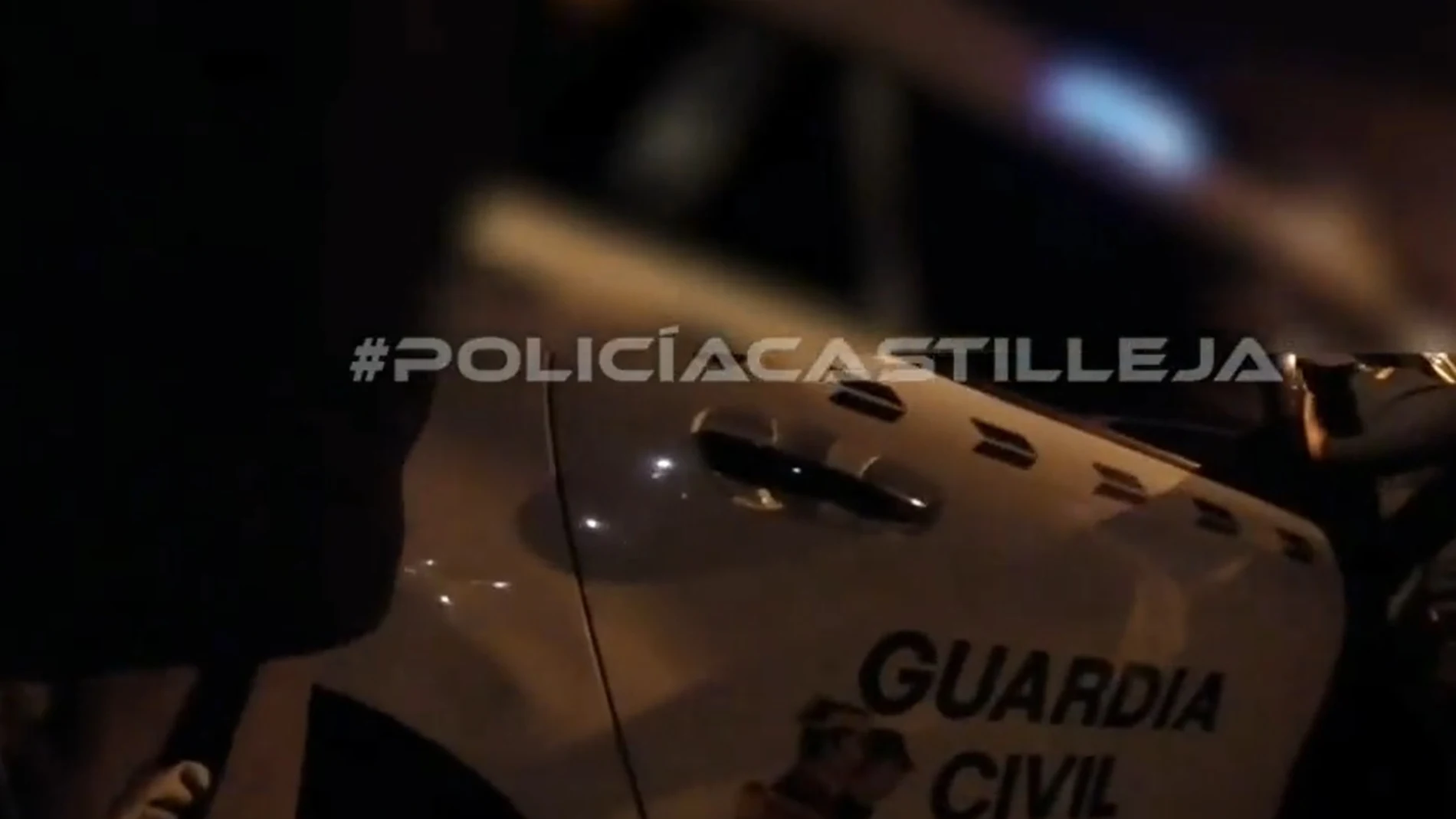Un agente conduce al detenido hasta el coche de la Guardia Civil. POLICÍA LOCAL DE CASTILLEJA