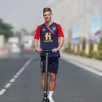 Dani Olmo, en patinete por la concentración de la selección española