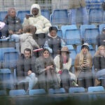 Sara Carbonero en las gradas viendo un partido de su hijo Martín