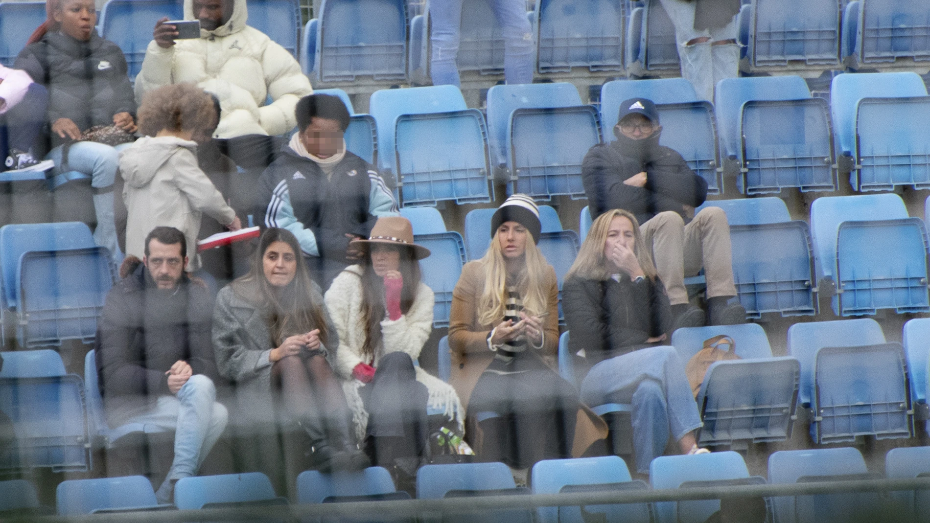 Sara Carbonero en las gradas viendo un partido de su hijo Martín