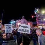 Una mujer sujeta una pancarta durante una manifestación contra las violencias machistas, a 25 de noviembre de 2022, en Madrid (España). La protesta ha sido convocada por el Foro de Madrid contra la Violencia a las Mujeres y el Movimiento Feminista de Madrid, bajo el lema ‘El machismo mata, viola, explota y borra a las mujeres, ¡Basta ya!’. Esta es una de las manifestaciones convocadas hoy en España para conmemorar el Día Internacional de la Eliminación de la Violencia contra la Mujer declarado por la Asamblea General de Naciones Unidas para sensibilizar a los ciudadanos respecto al problema. El día 25 fue elegido en 1999 por la ONU para rememorar el asesinato en República Dominicana en 1960 de las hermanas Mirabal, activistas políticas que se opusieron a la dictadura del entonces dictador de ese país Rafael Leónidas Trujillo.25 NOVIEMBRE 2022;MADRID;MANIFESTACIÓN;25N;FORO DE MADRID CONTRA LA VIOLENCIA A LAS MUJERES;MOVIMIENTO FEMINISTA 