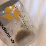 En ocasiones la leche materna presenta tonos extraños, tiene una explicación