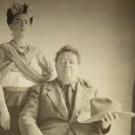Frida Kahlo y Diego Rivera posan para un retrato en esta imagen de 1940