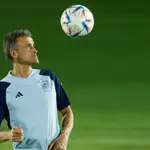 El entrenador de la selección española, Luis Enrique, dirige el entrenamiento de este sábado en Doha