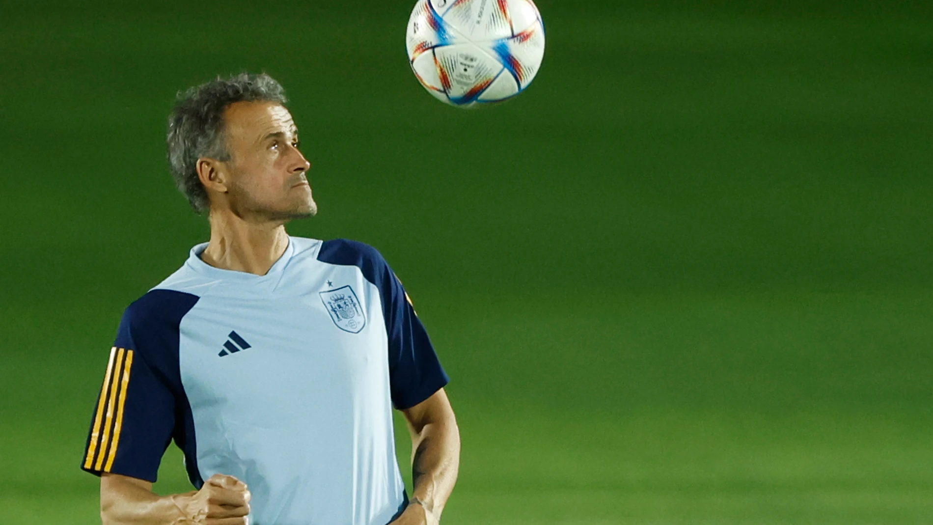 El entrenador de la selección española, Luis Enrique, dirige el entrenamiento de este sábado en Doha