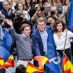 El alcalde de Madrid, José Luis Martínez-Almeida; el presidente del Partido Popular, Alberto Núñez Feijóo, y la presidenta de la Comunidad de Madrid, Isabel Díaz Ayuso, juntos en un acto de "En defensa de un gran país", ayer en Madrid. 26/11/2022