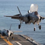 Un caza F-35 en un portaaviones