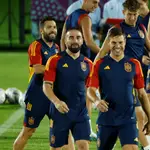 Los jugadores de la selección española entre los que se encuentra Jordi Alba (i) durante el entrenamiento llevado a cabo este sábado en Doha