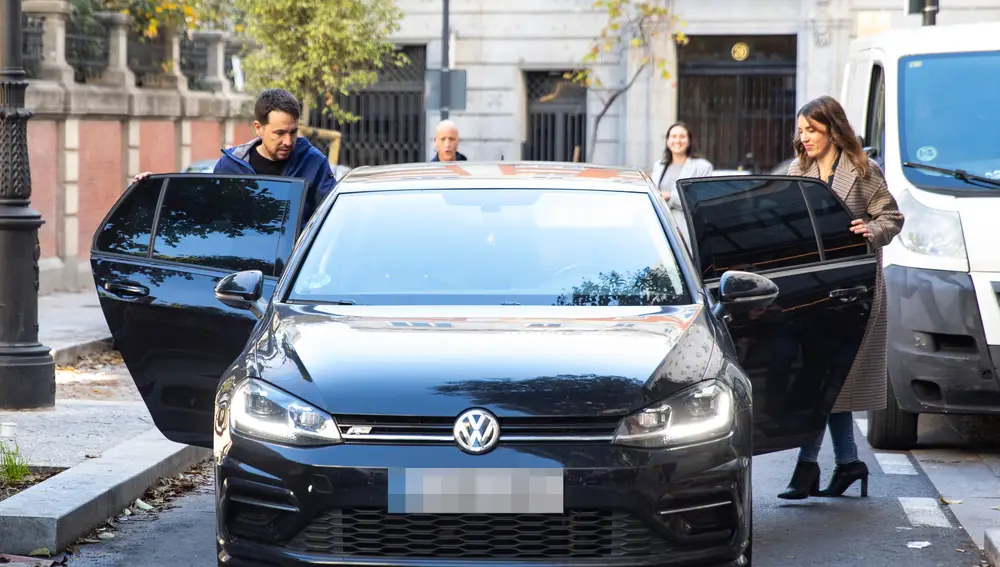Pablo Iglesias e Irene Montero a la salida del acto de Podemos en Madrid en apoyo a la Ministra de Igualdad y a su ministerio.