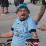 El hombre llega al estadio en silla de ruedas