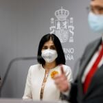 La nueva ministra de Sanidad, Carolina Darias, escucha la intervención de su antecesor, Salvador Illa, durante la ceremonia de traspaso de la cartera celebrada en el Ministerio de Sanidad